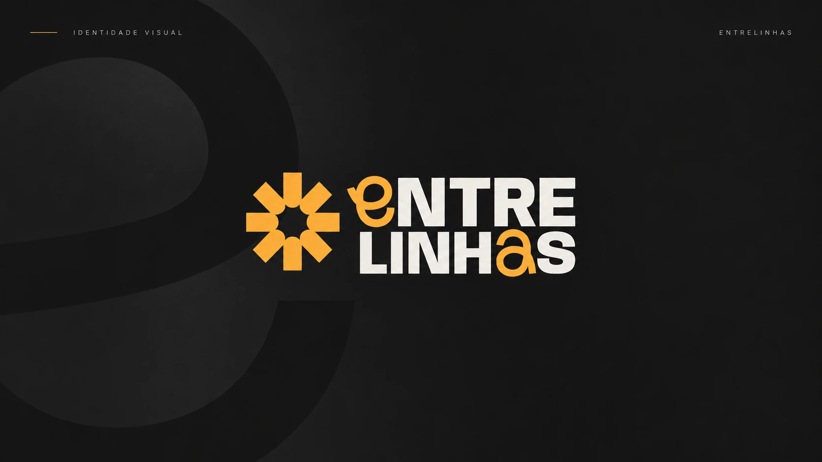 Marca Entrelinhas em amarelo e branco sobre fundo preto.
