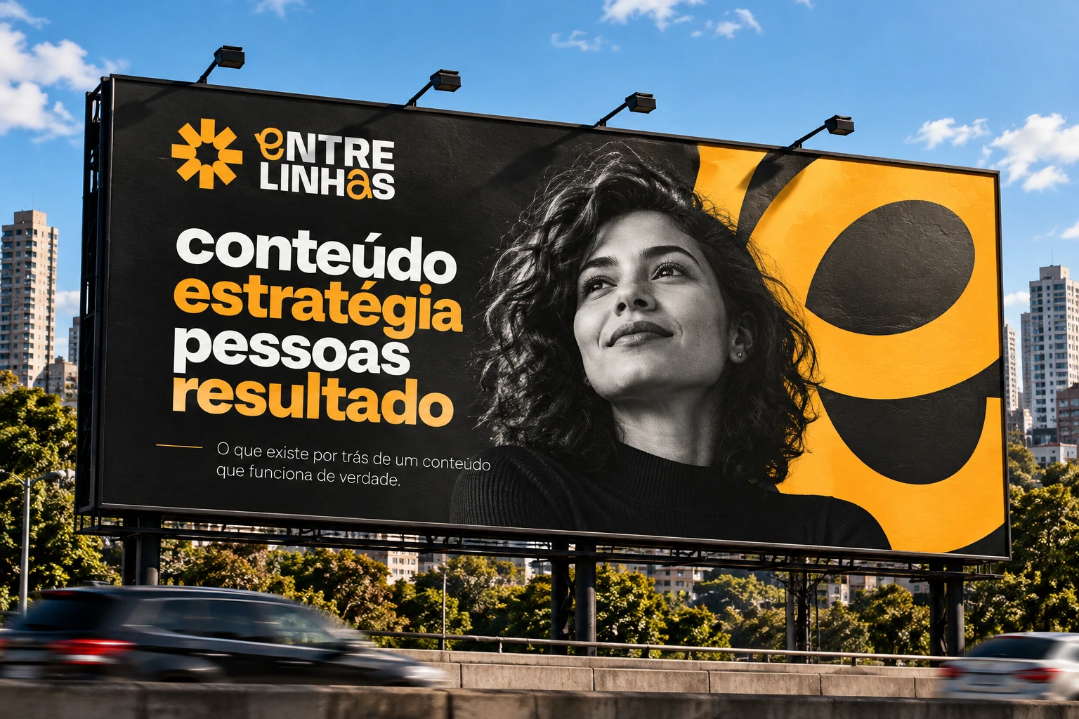Outdoor Entrelinhas com fotografia, tipografia expressiva e a mensagem conteúdo, estratégia, pessoas, resultado.