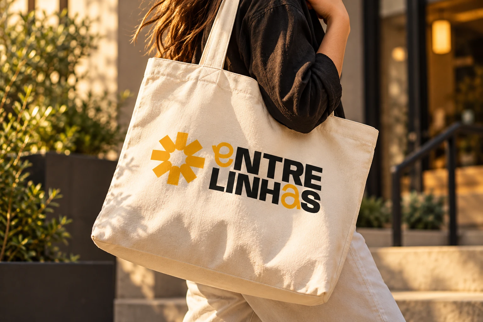 Ecobag de tecido natural com o logotipo Entrelinhas.