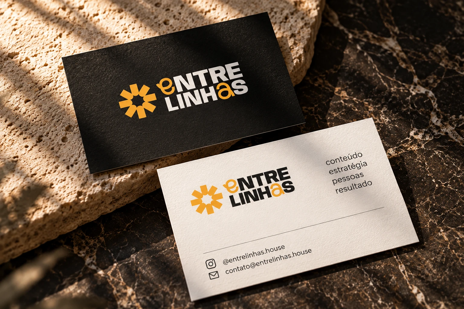Cartões de visita Entrelinhas nas versões clara e escura.