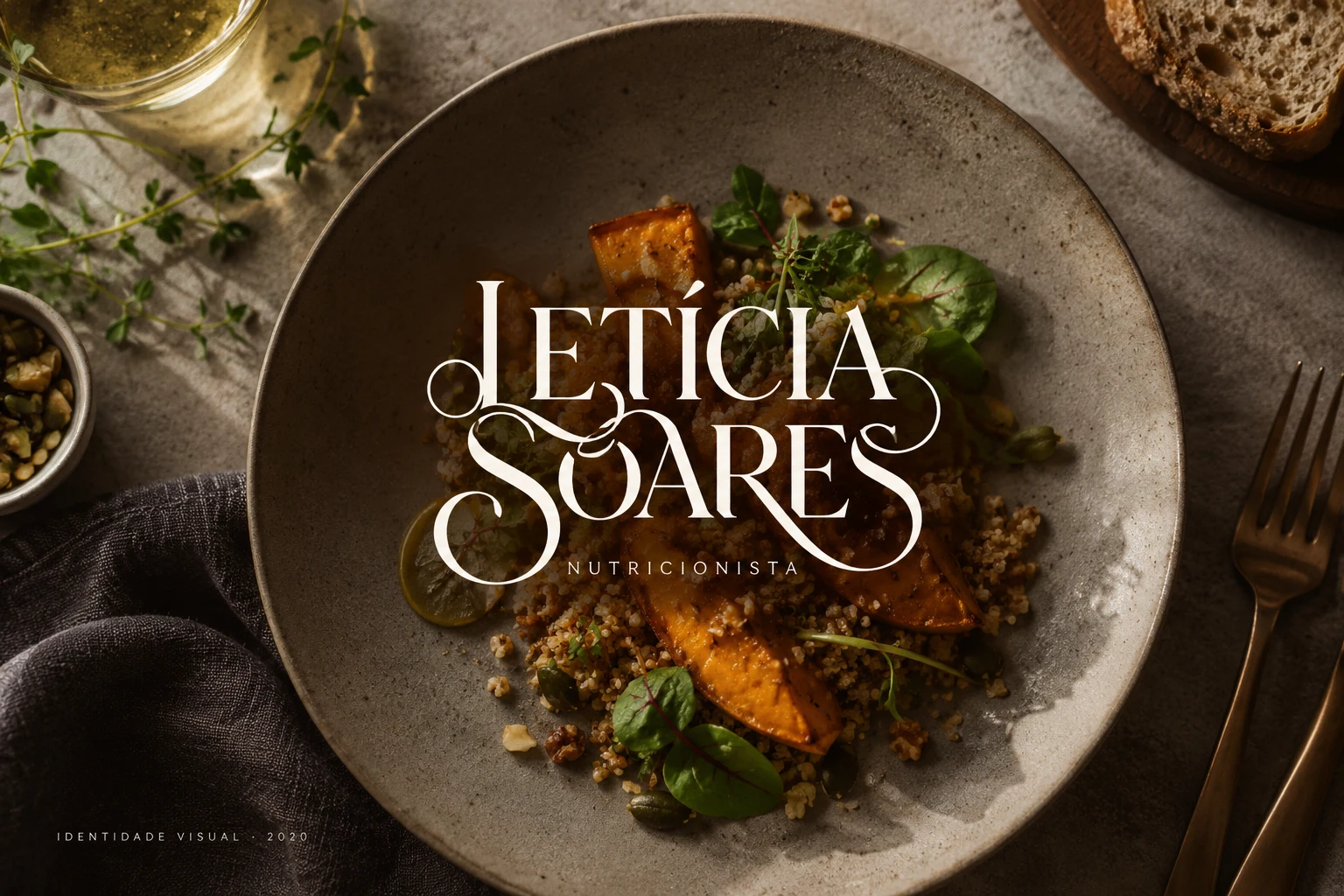 Logotipo Letícia Soares Nutricionista sobre uma composição fotográfica de alimentos e tons naturais.