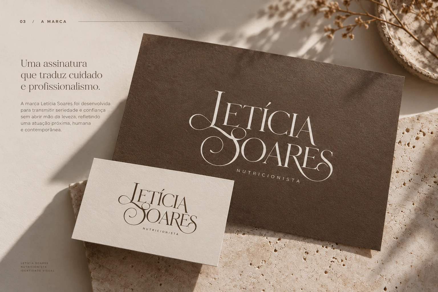 Assinatura Letícia Soares nas versões clara e escura aplicada em cartões.