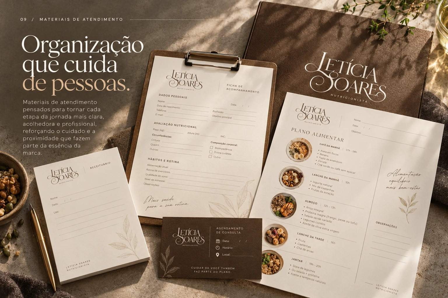 Materiais de atendimento nutricional com receituário, fichas e orientações.