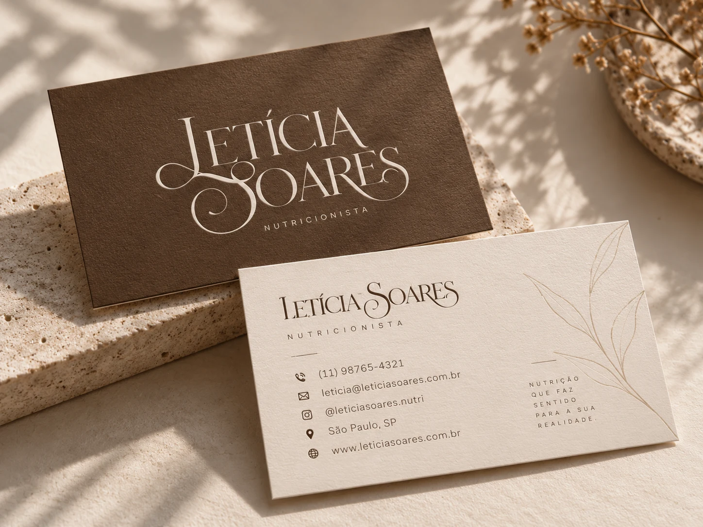 Cartões de visita com o lettering Letícia Soares e elementos orgânicos.
