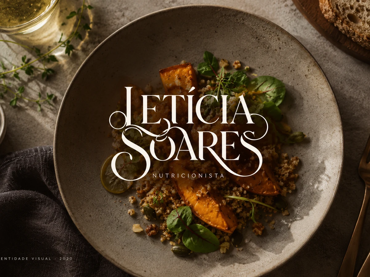 Logotipo Letícia Soares Nutricionista sobre uma composição fotográfica de alimentos e tons naturais.